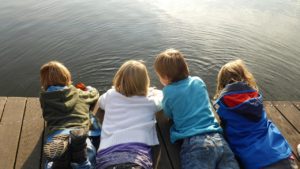 4 enfants bord de l'eau